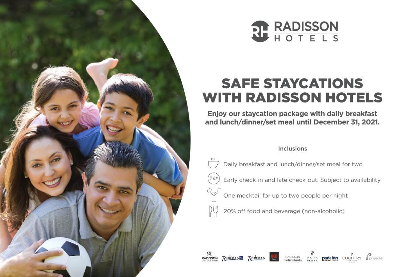 Radisson Blu Hotel Ахмедабад Екстер'єр фото A Radisson Hotels advertisement