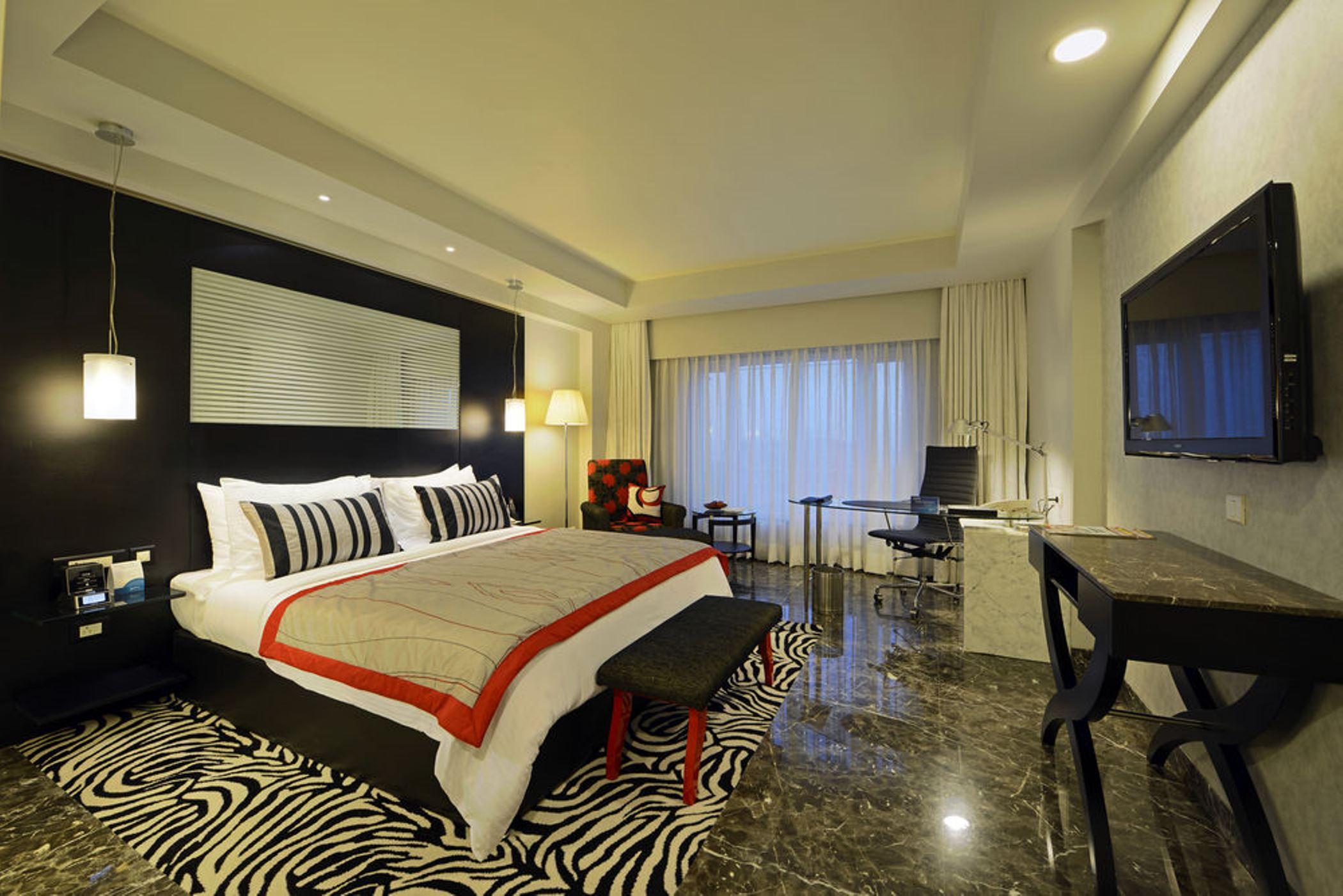 Radisson Blu Hotel Ахмедабад Екстер'єр фото A room at the Taj Bengal