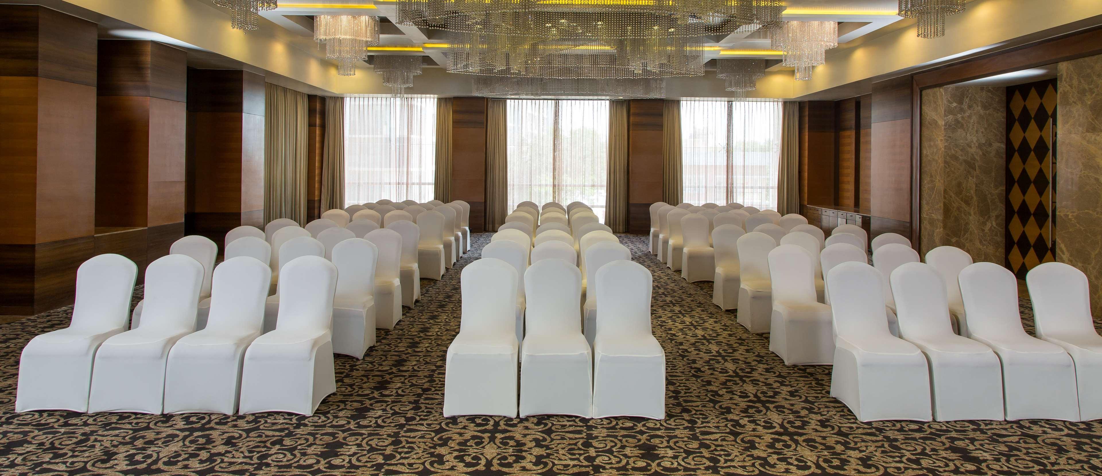 Radisson Blu Hotel Ахмедабад Екстер'єр фото The Grand Ballroom