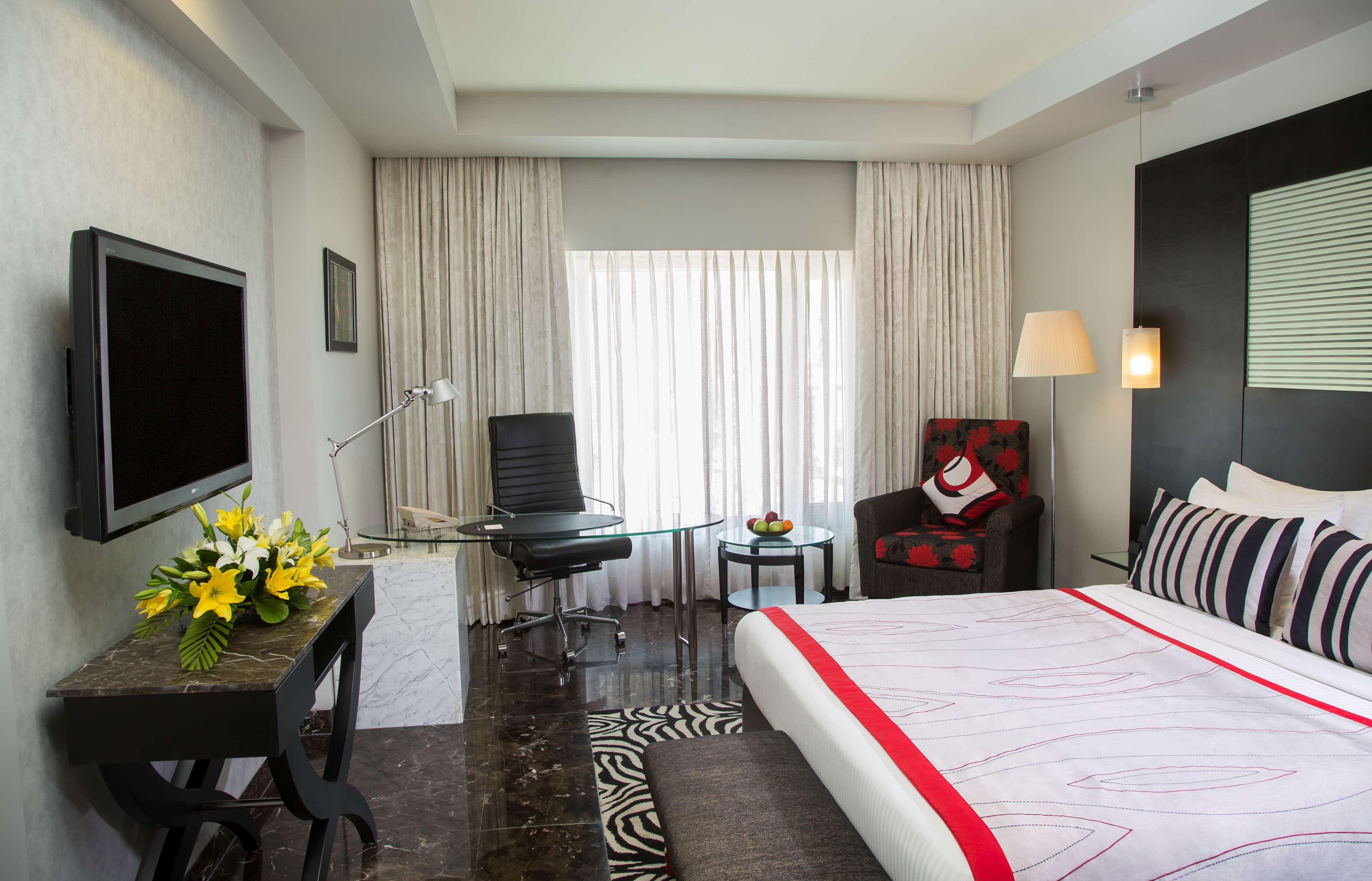 Radisson Blu Hotel Ахмедабад Екстер'єр фото A room at the hotel