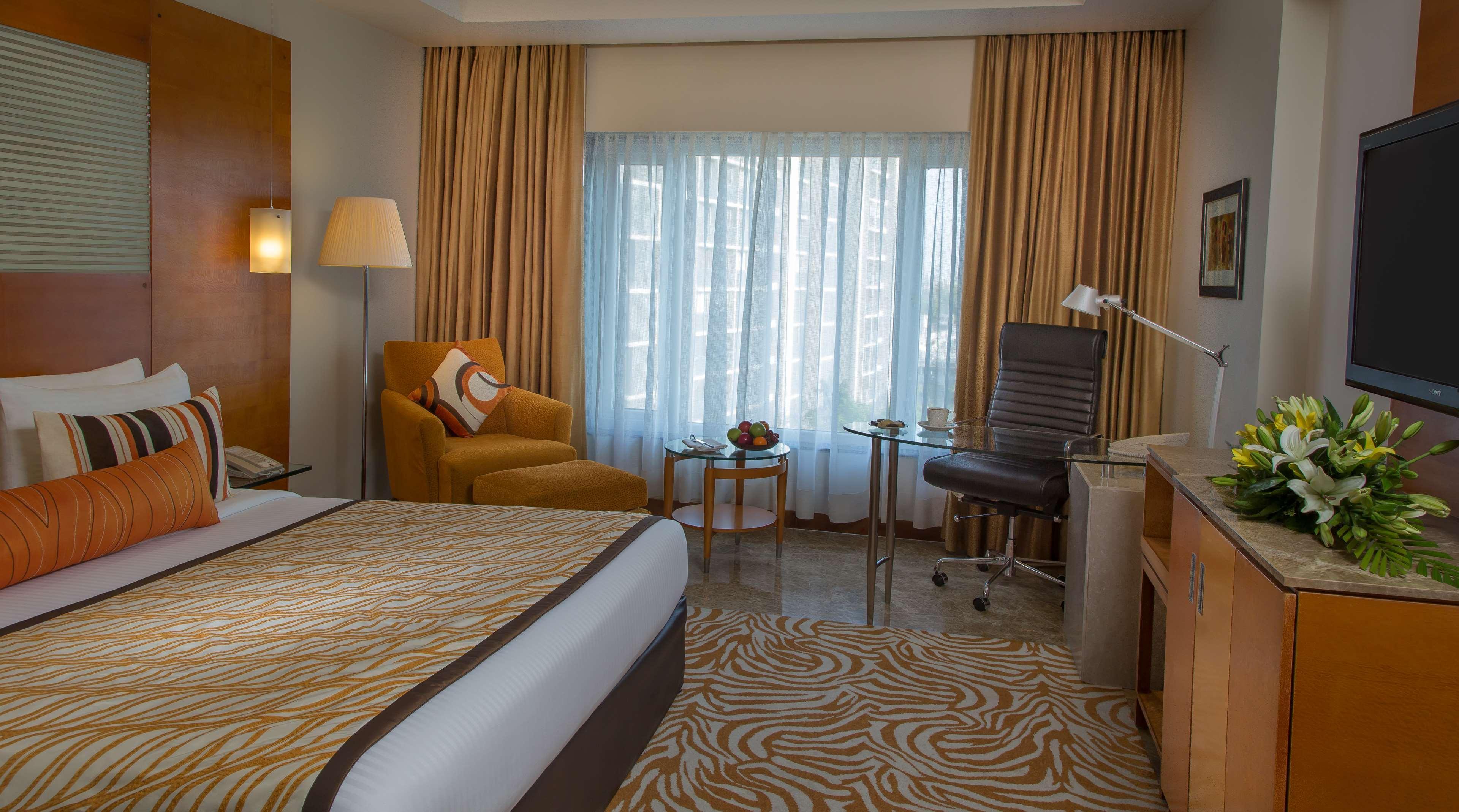 Radisson Blu Hotel Ахмедабад Екстер'єр фото A room at the Taj Bengal