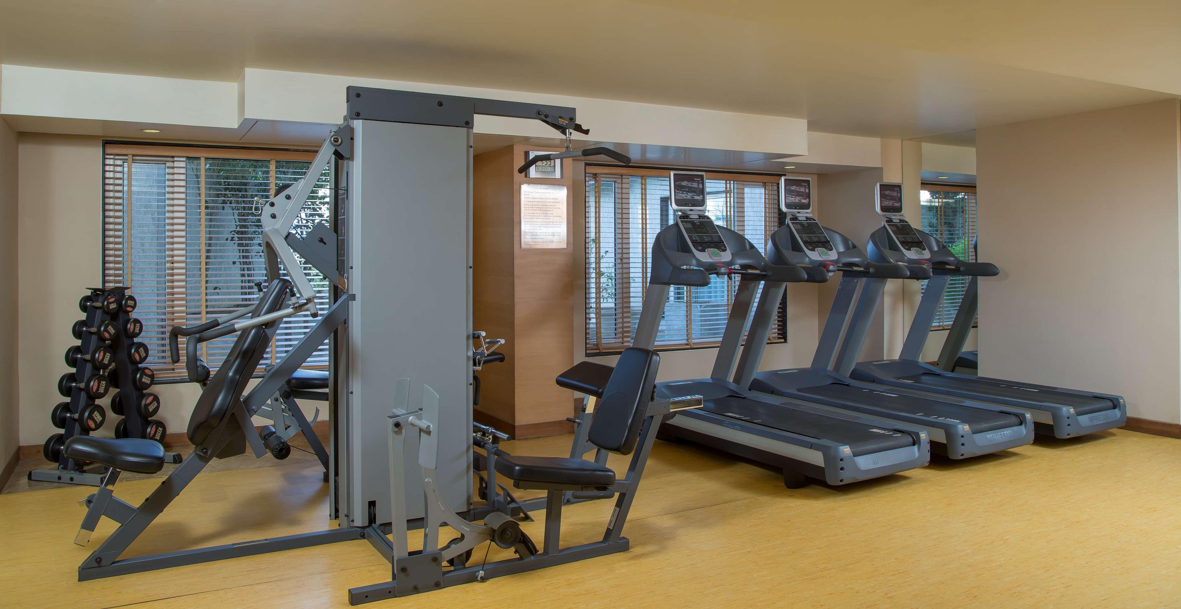 Radisson Blu Hotel Ахмедабад Екстер'єр фото The gym at the hotel