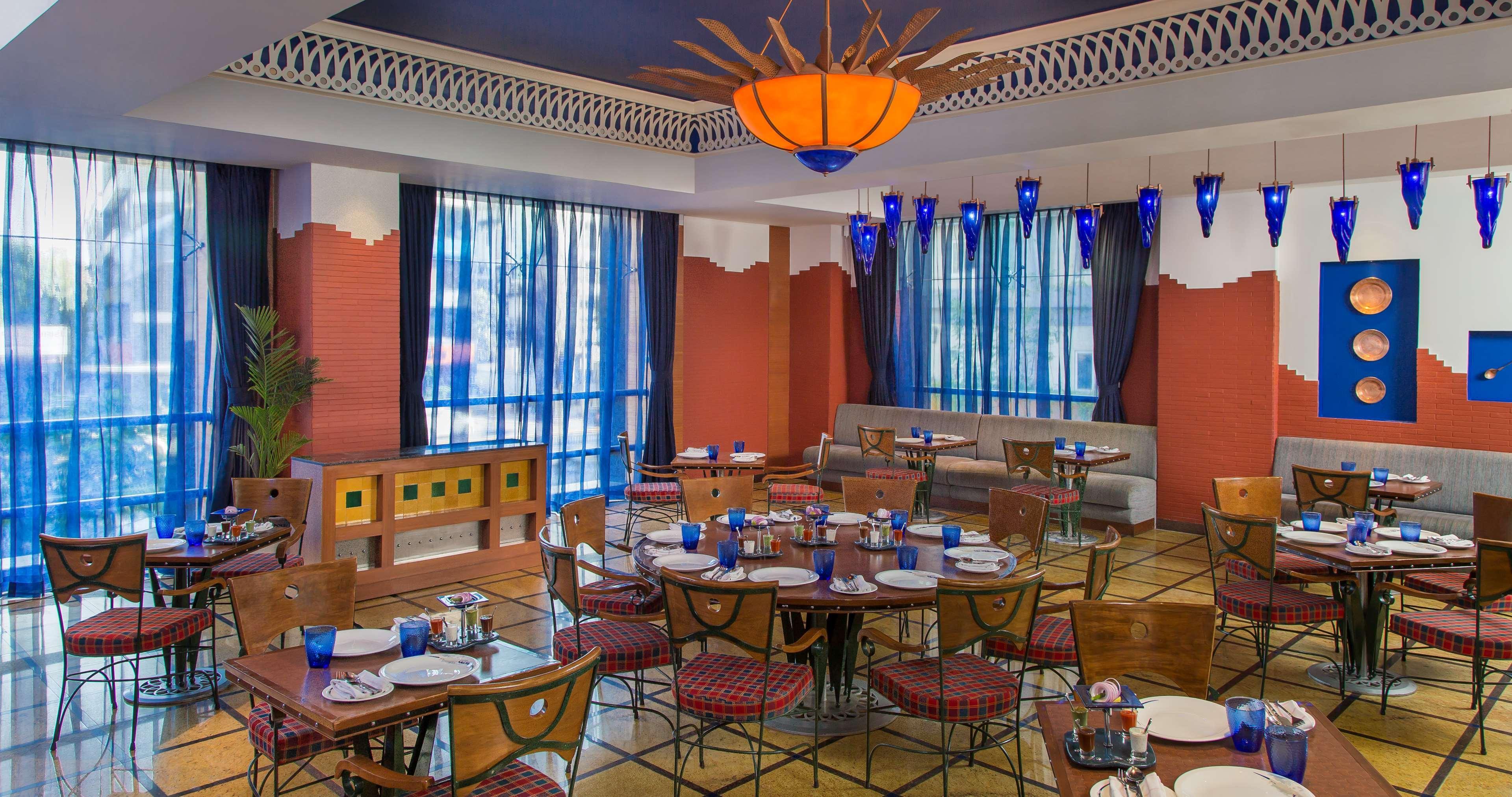 Radisson Blu Hotel Ахмедабад Екстер'єр фото The restaurant