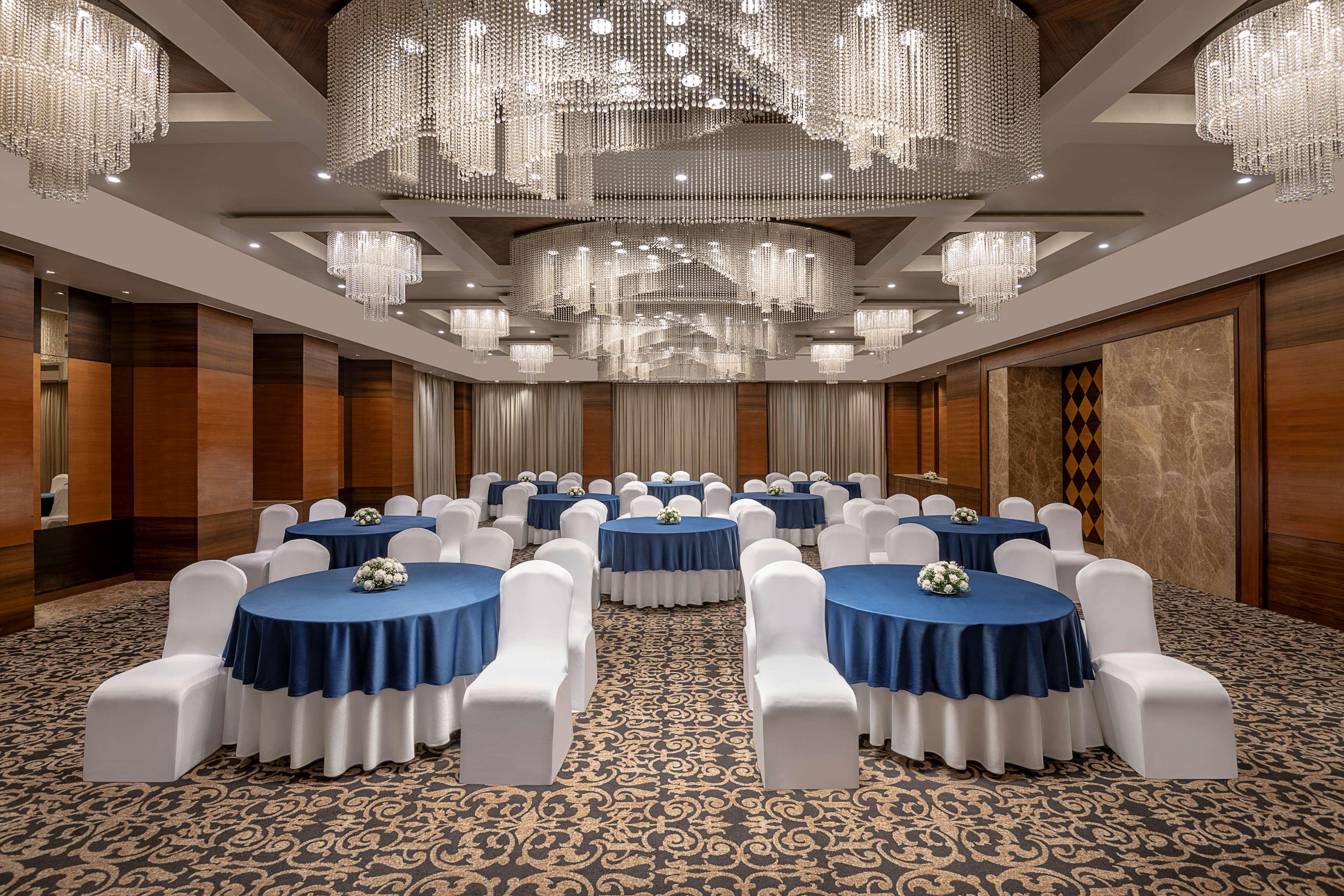 Radisson Blu Hotel Ахмедабад Екстер'єр фото The Grand Ballroom