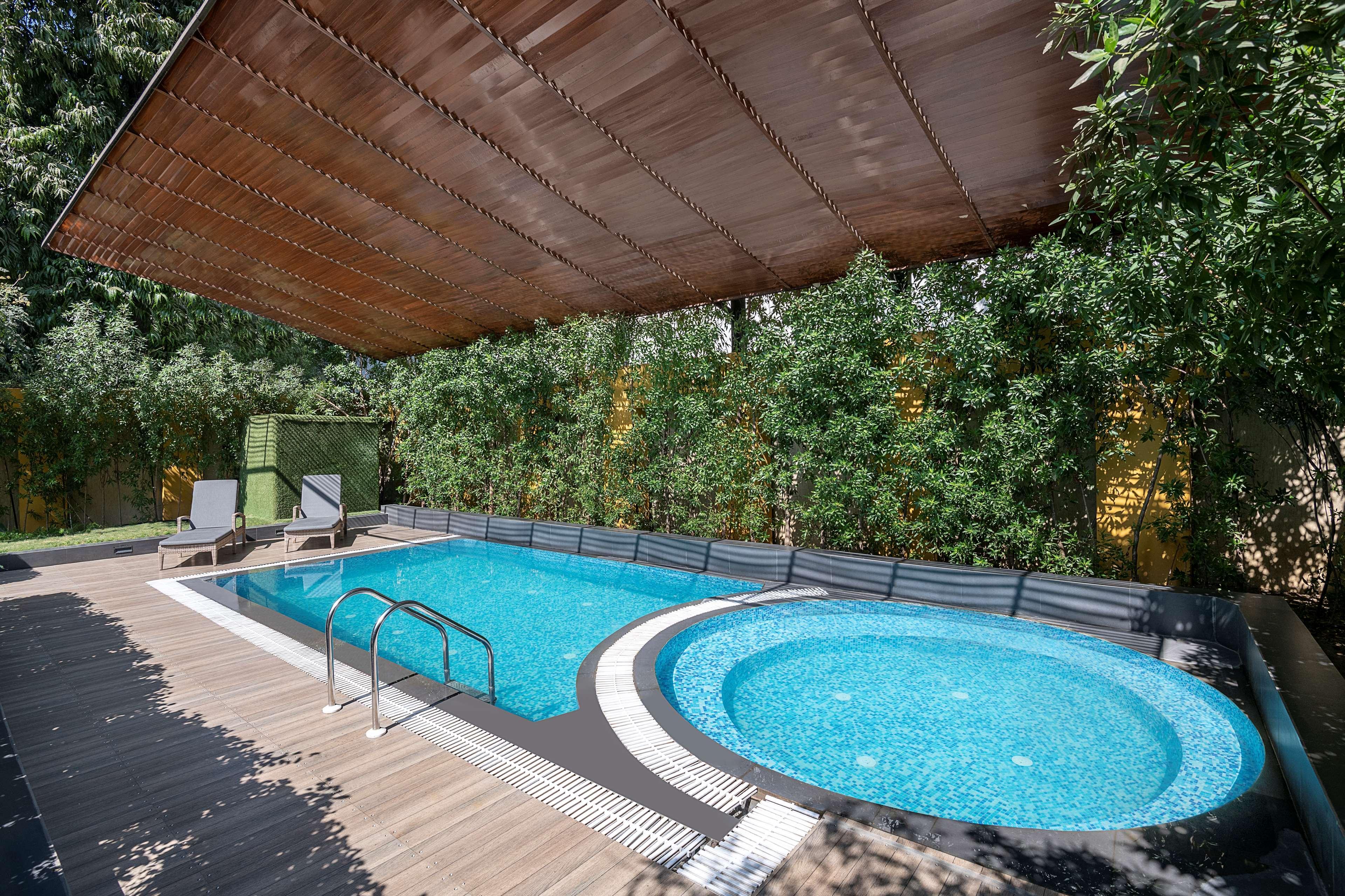 Radisson Blu Hotel Ахмедабад Екстер'єр фото A swimming pool