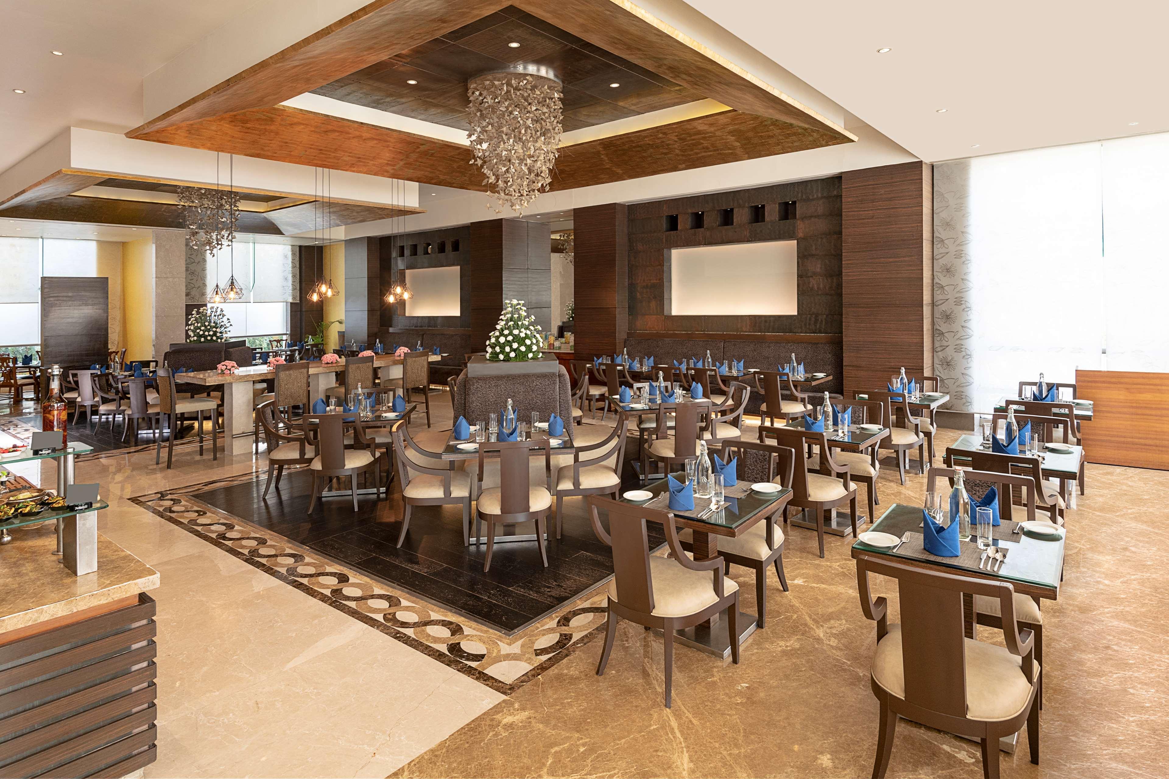 Radisson Blu Hotel Ахмедабад Екстер'єр фото The restaurant
