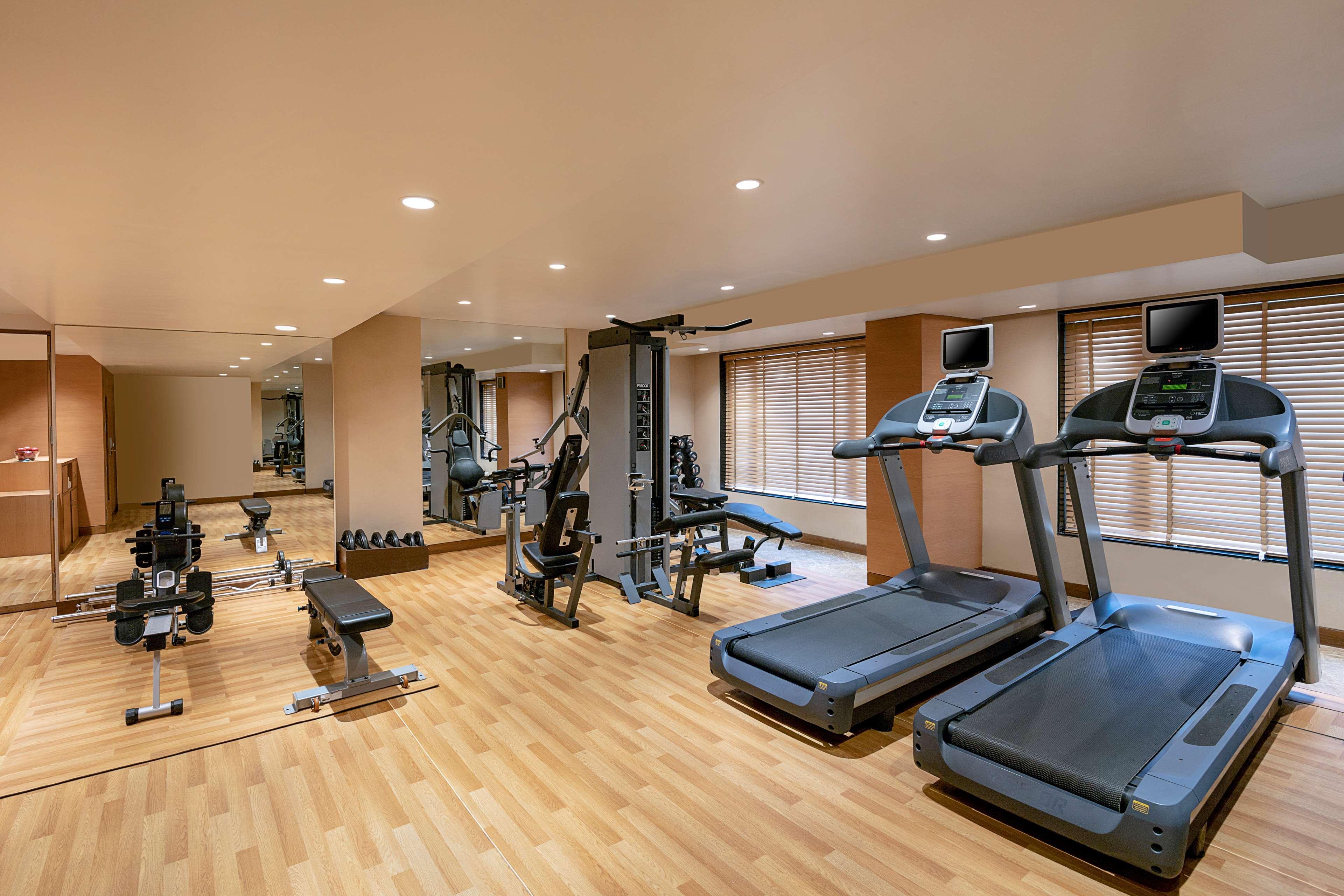 Radisson Blu Hotel Ахмедабад Екстер'єр фото The gym at the hotel