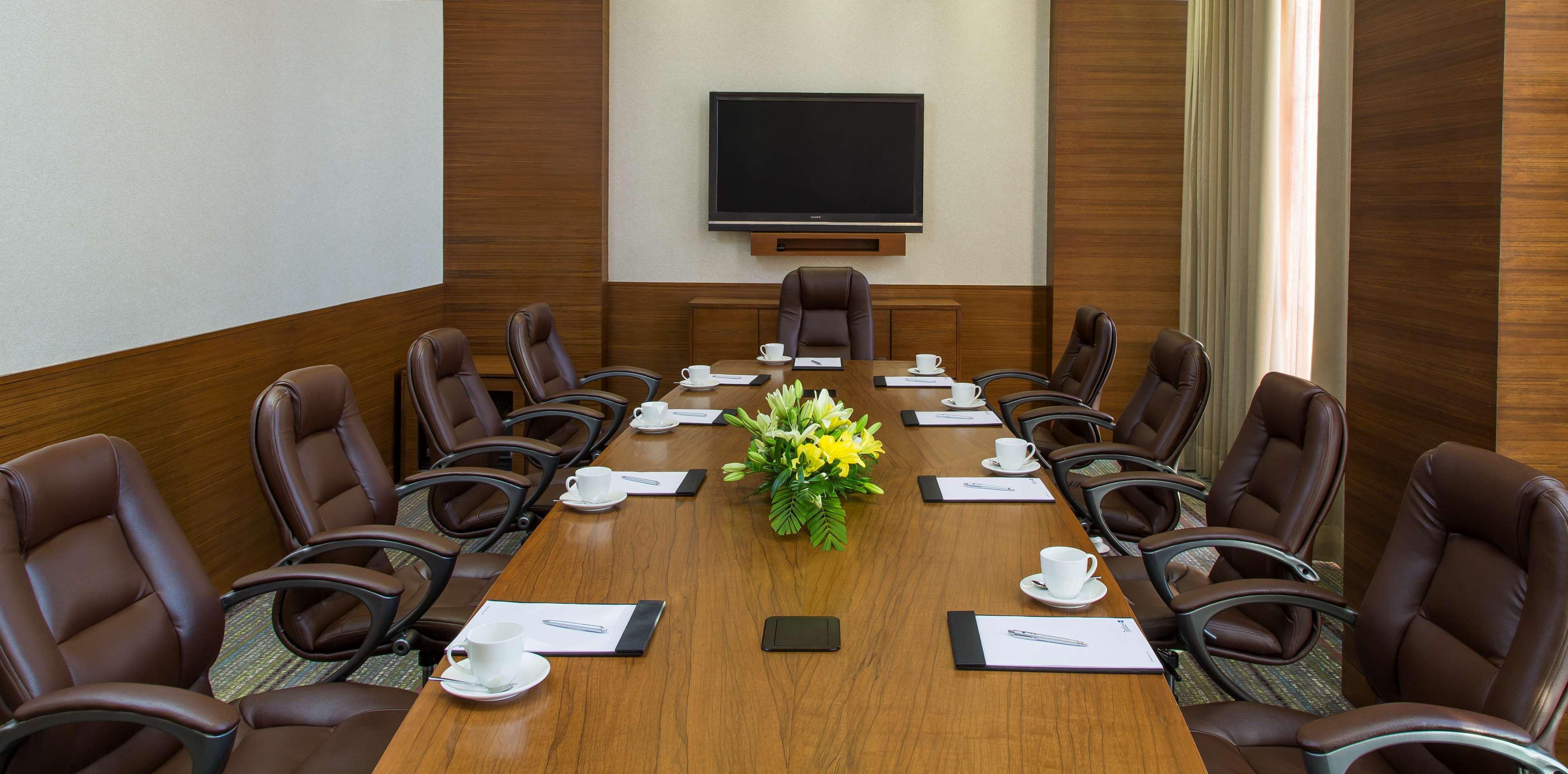 Radisson Blu Hotel Ахмедабад Екстер'єр фото Boardroom at the Taj Bengal