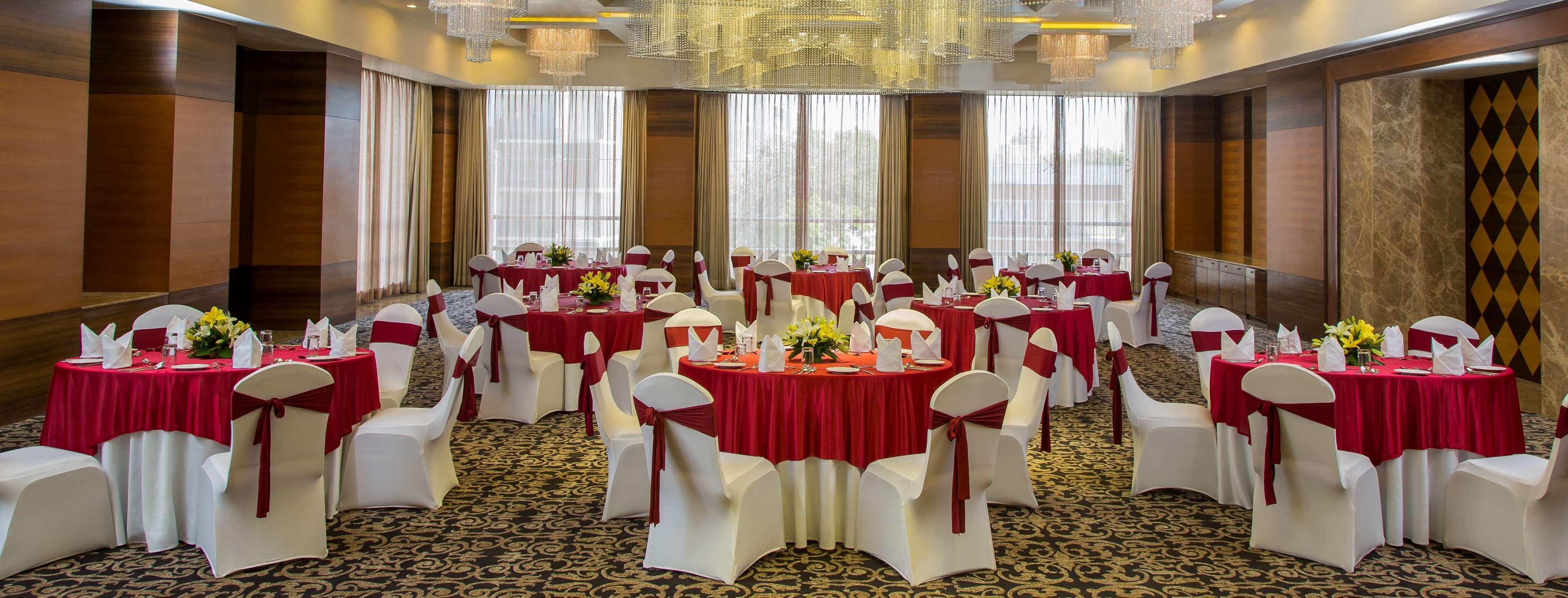 Radisson Blu Hotel Ахмедабад Екстер'єр фото The Royal