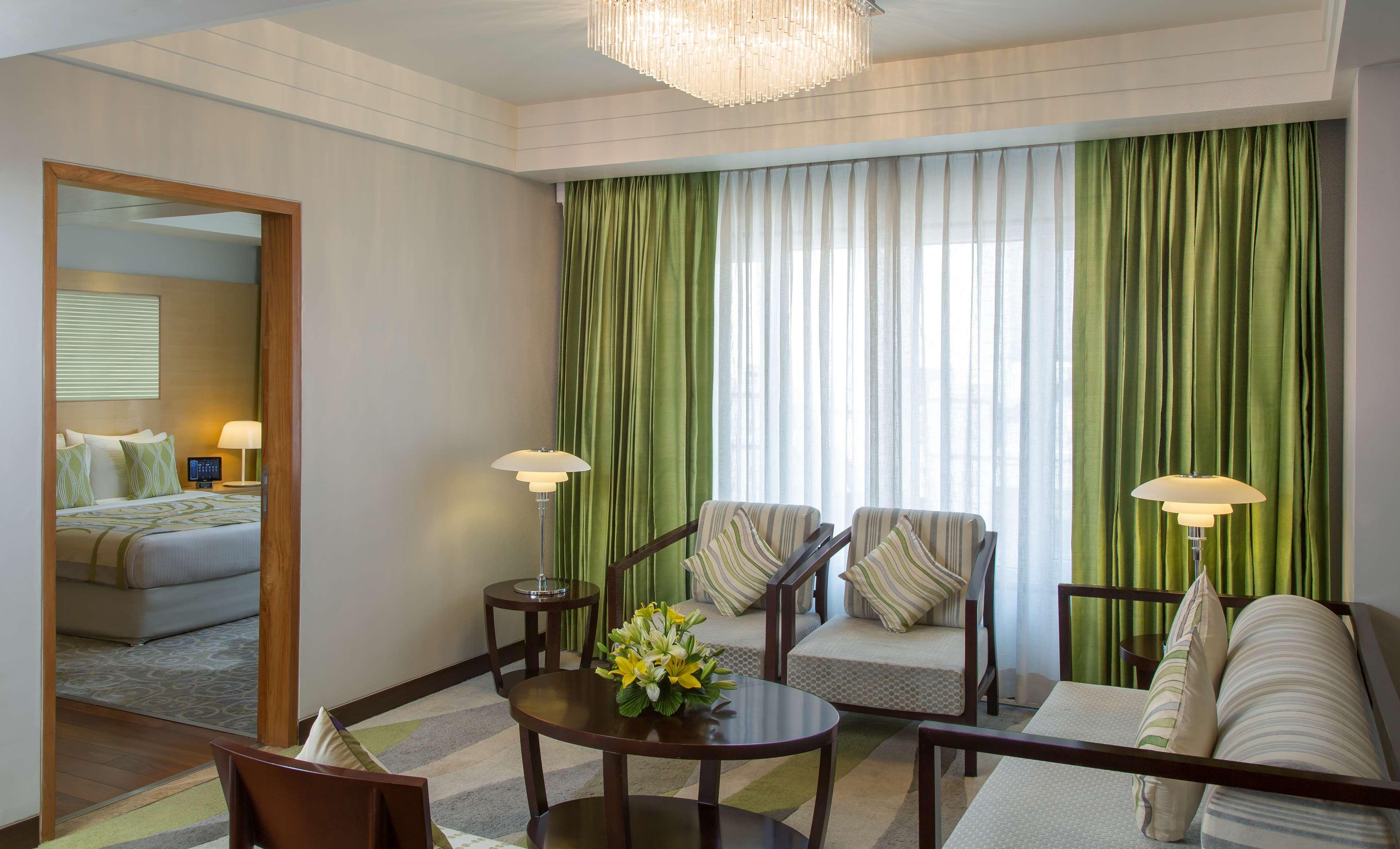 Radisson Blu Hotel Ахмедабад Екстер'єр фото A suite at the hotel
