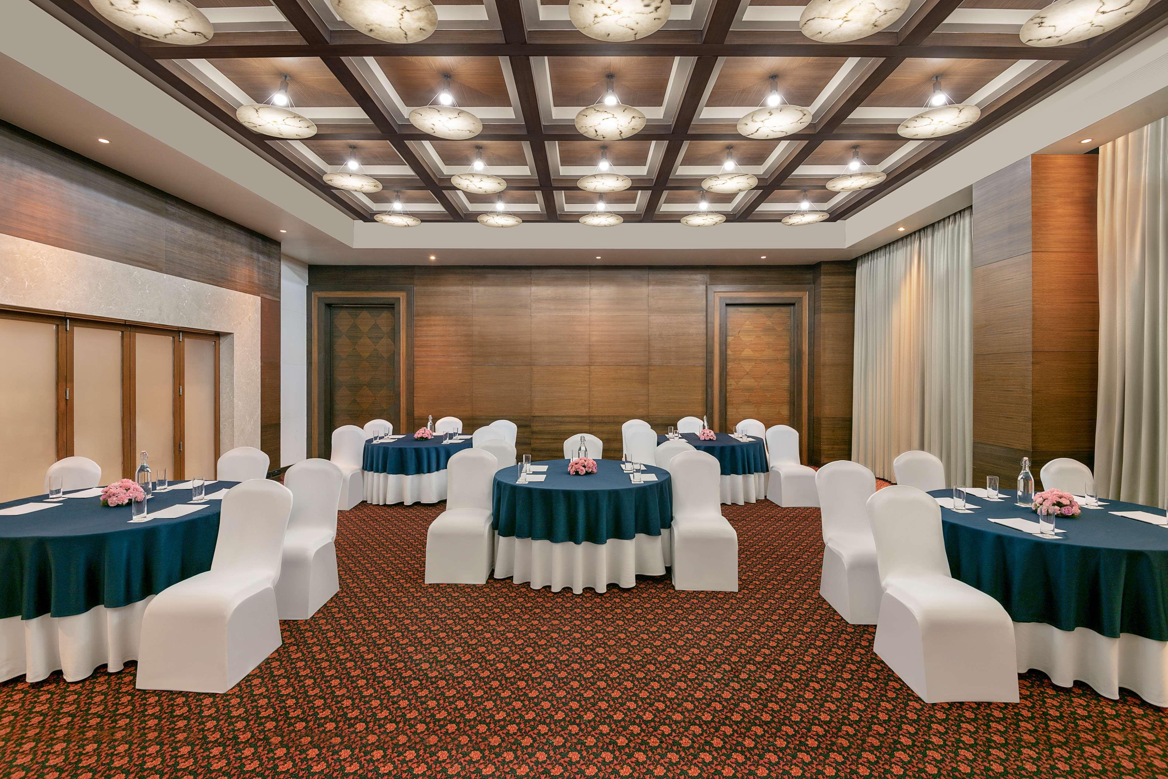 Radisson Blu Hotel Ахмедабад Екстер'єр фото Meeting room at the hotel