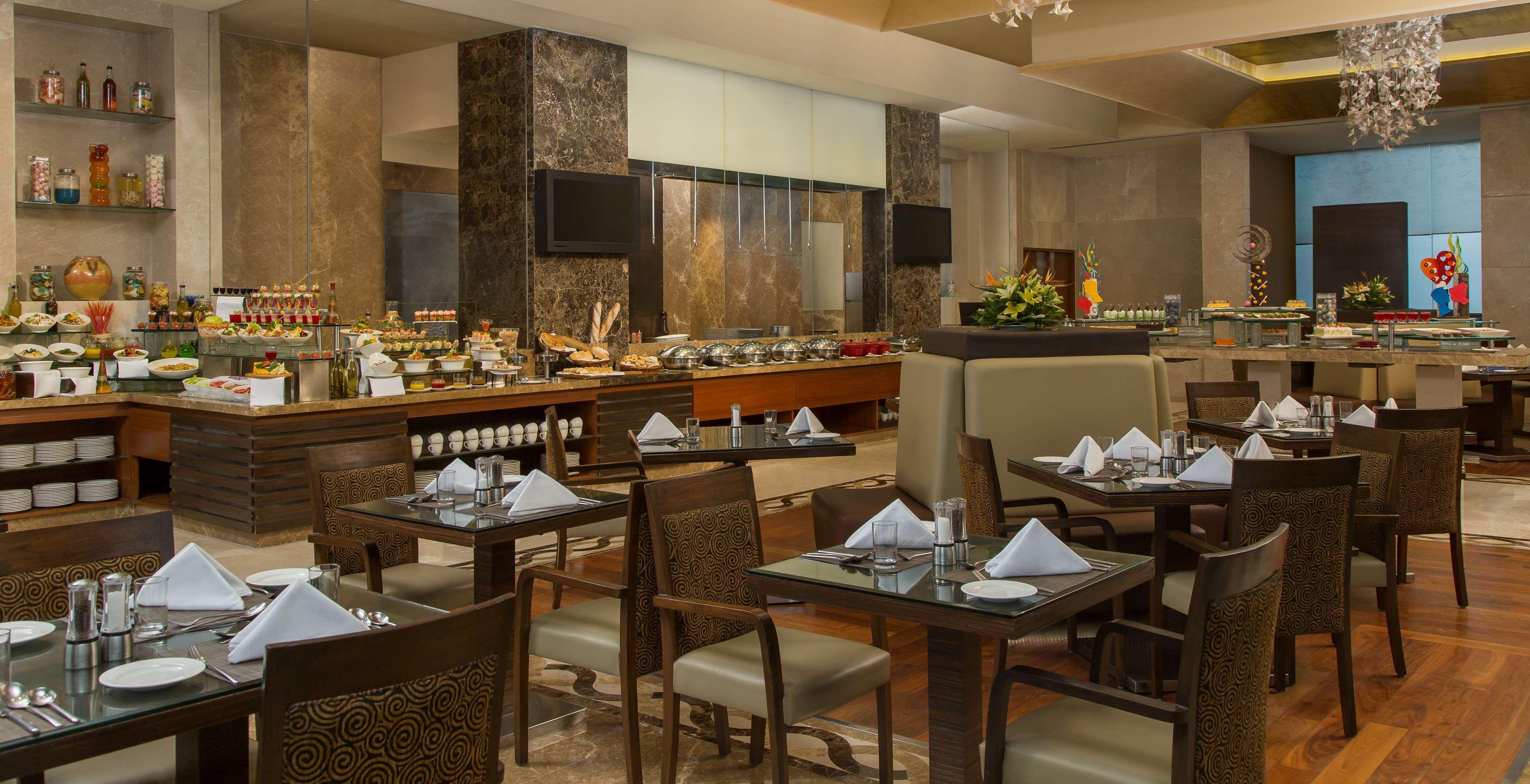 Radisson Blu Hotel Ахмедабад Екстер'єр фото The restaurant