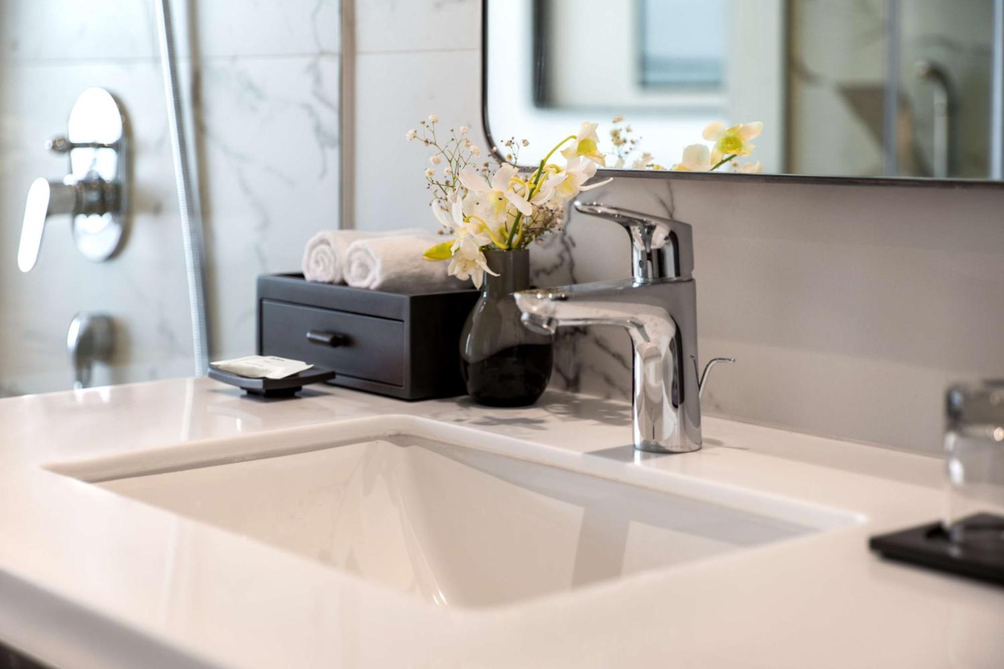 Radisson Blu Hotel Ахмедабад Екстер'єр фото Bathroom