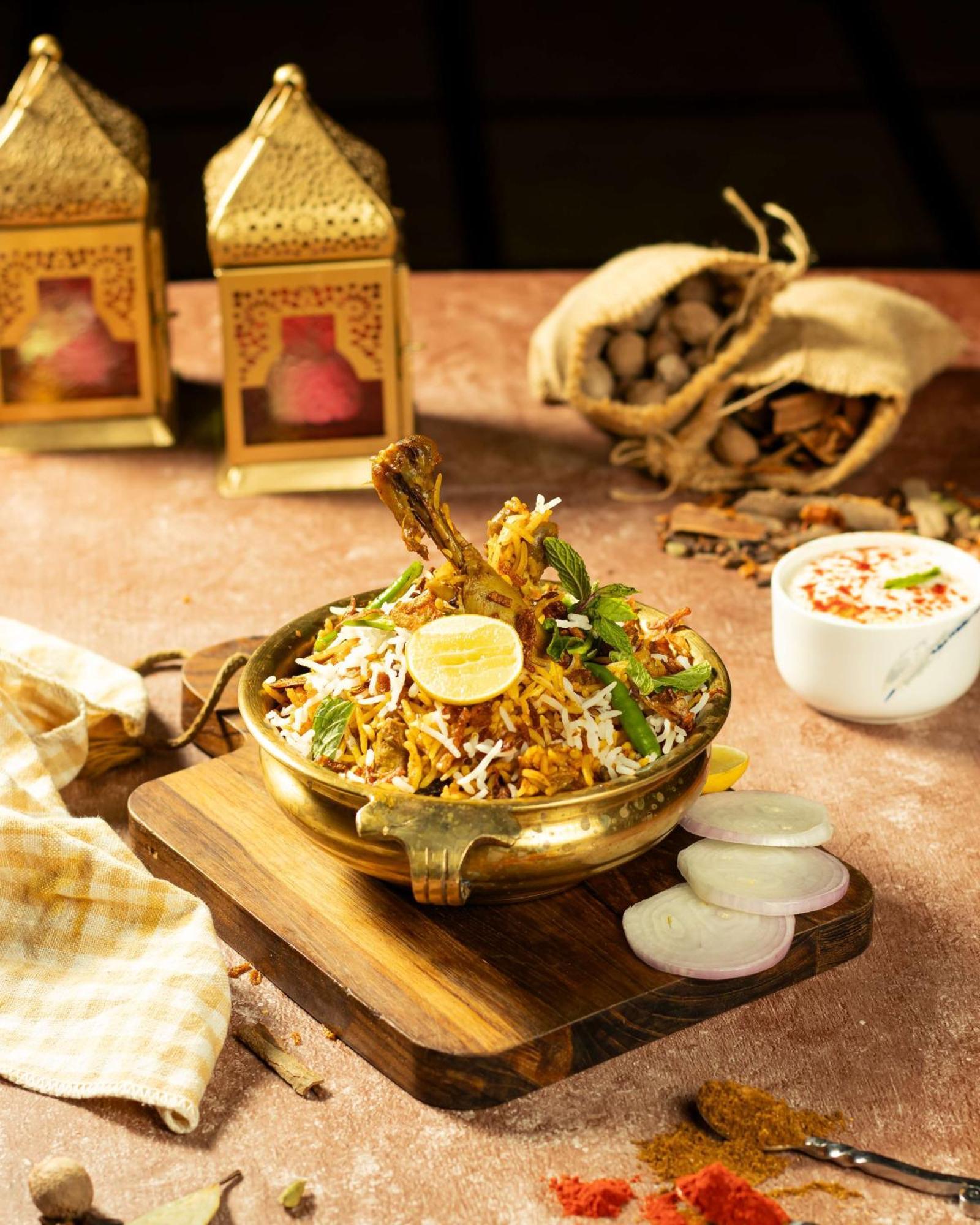 Radisson Blu Hotel Ахмедабад Екстер'єр фото Hyderabadi biryani