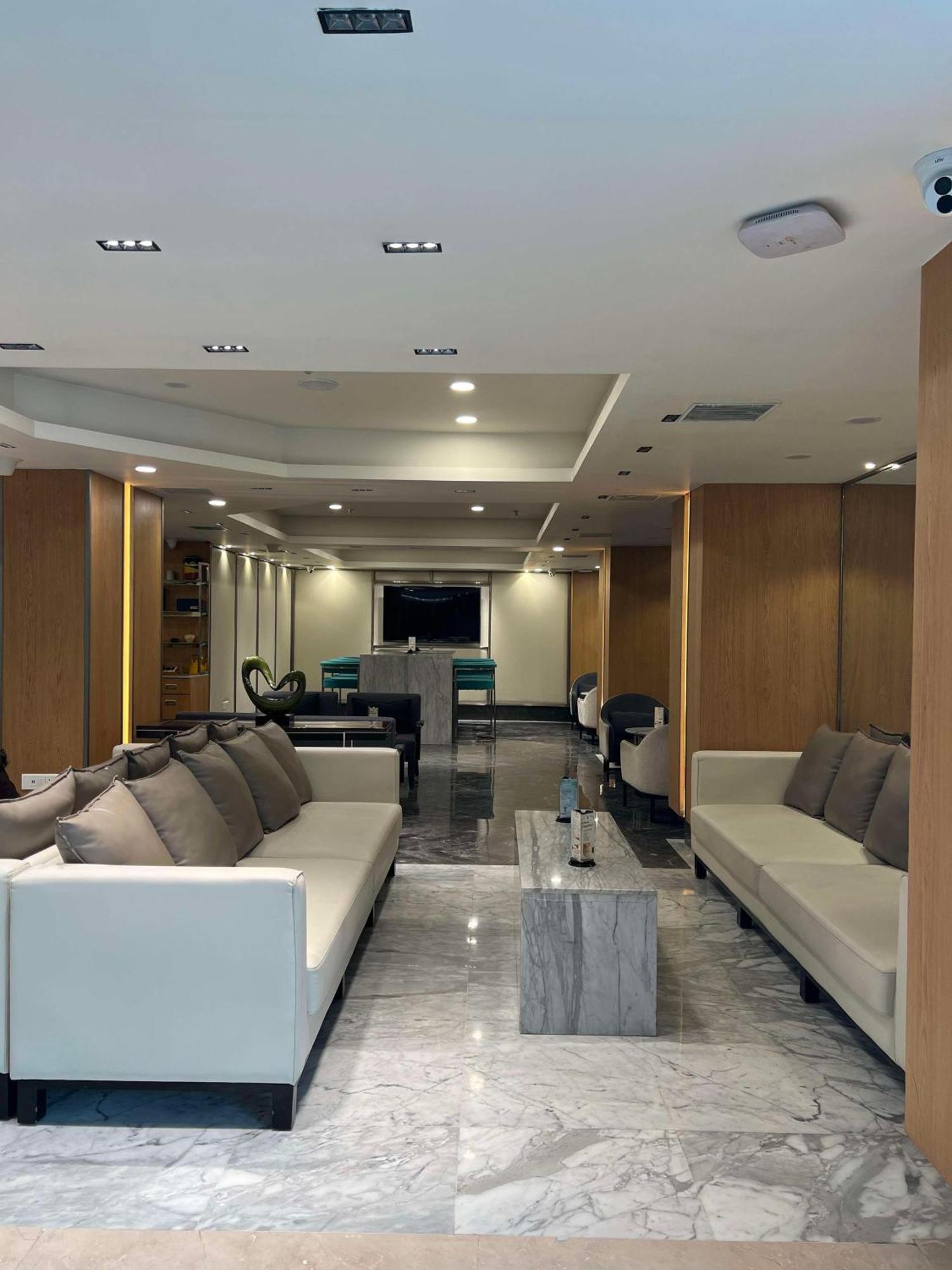 Radisson Blu Hotel Ахмедабад Екстер'єр фото The lounge at the airport