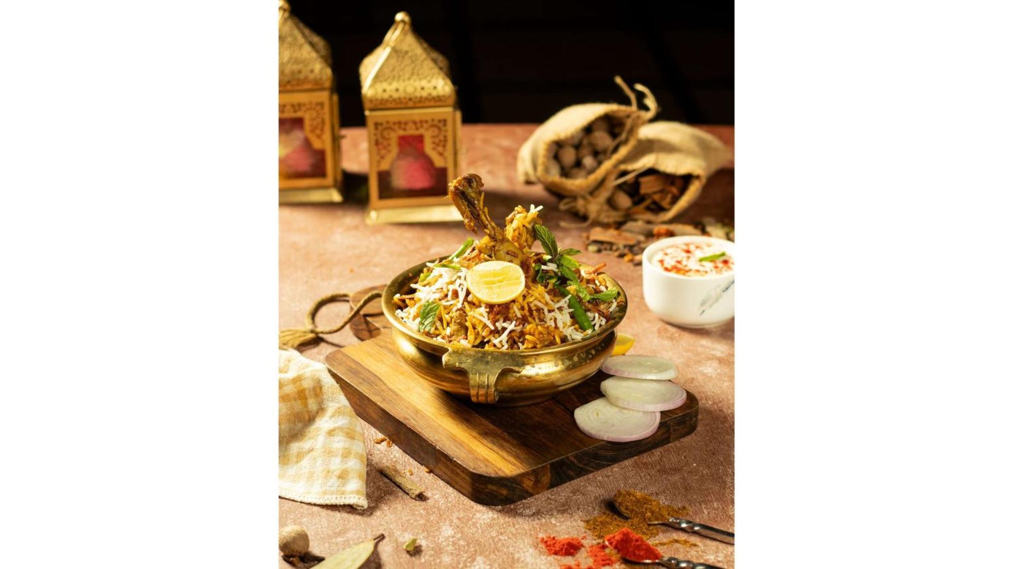 Radisson Blu Hotel Ахмедабад Екстер'єр фото Hyderabadi biryani