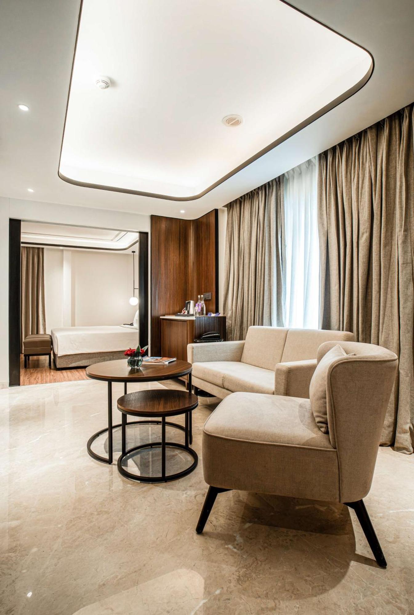 Radisson Blu Hotel Ахмедабад Екстер'єр фото A suite at the hotel