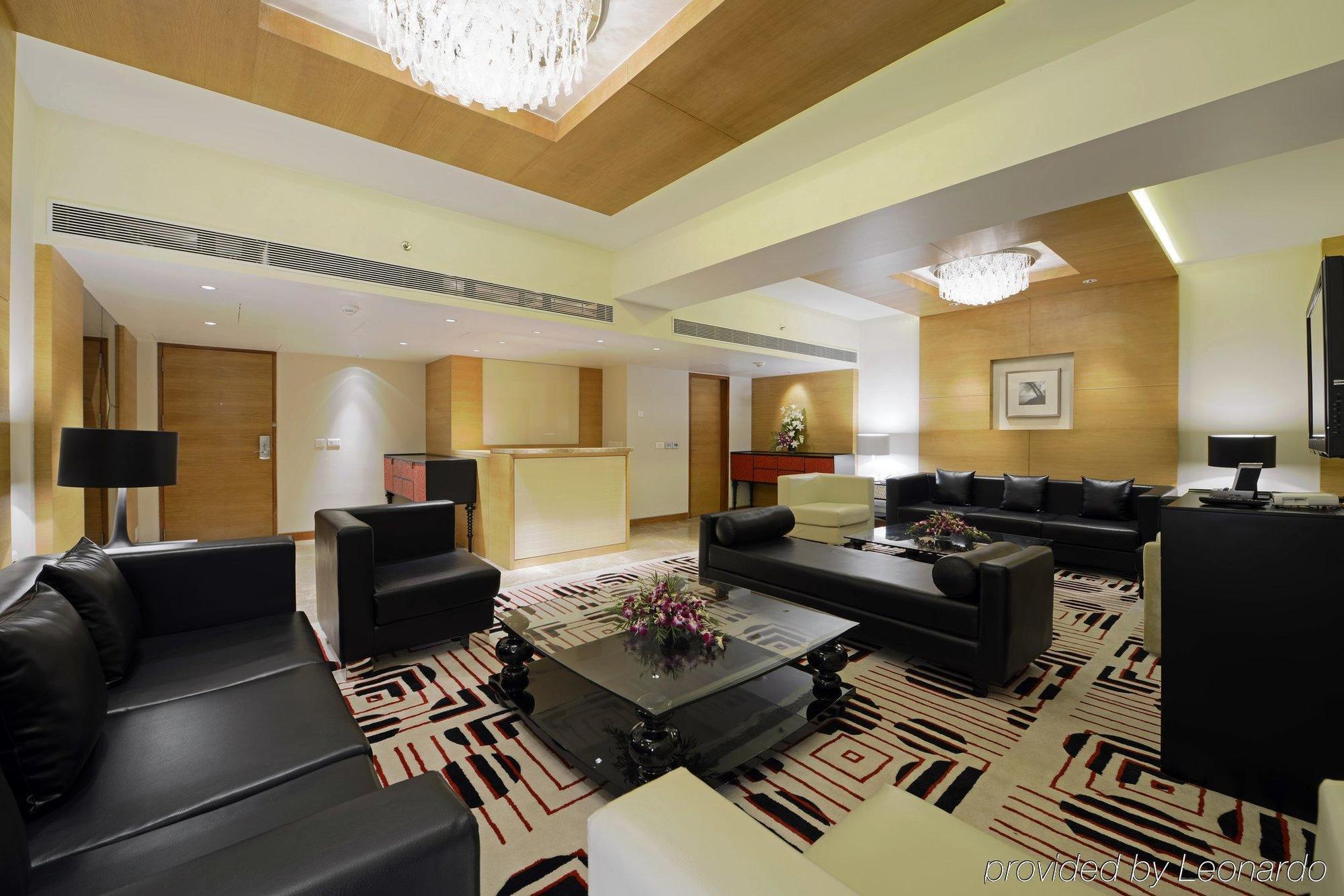 Radisson Blu Hotel Ахмедабад Екстер'єр фото The Royal Suite