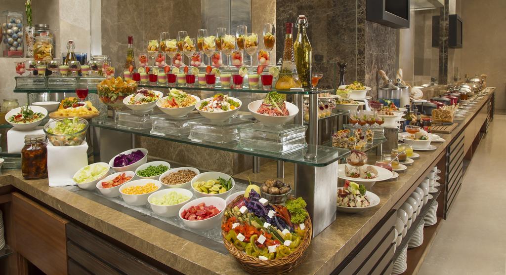Radisson Blu Hotel Ахмедабад Екстер'єр фото A salad bar
