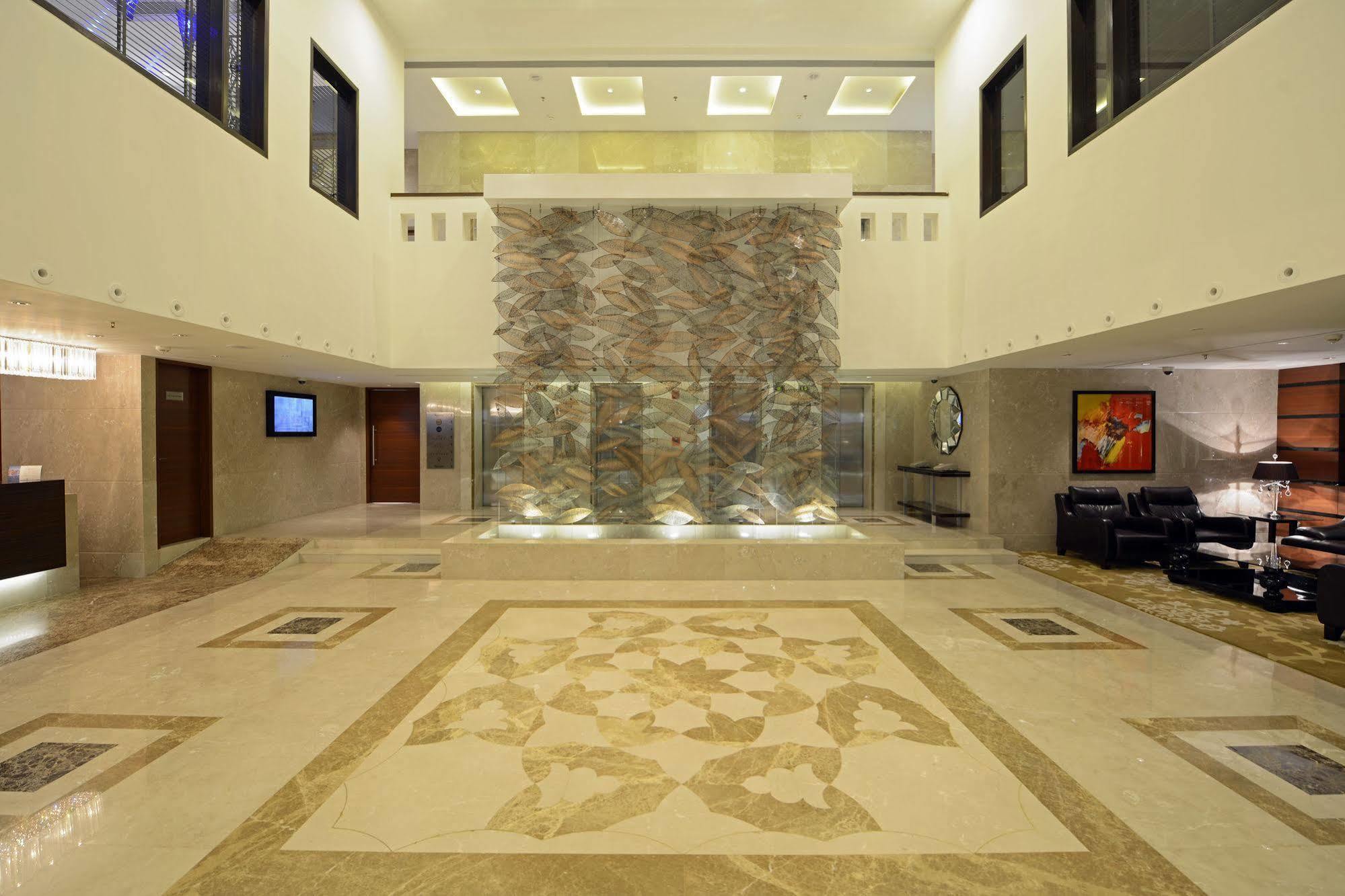 Radisson Blu Hotel Ахмедабад Екстер'єр фото The lobby of the hotel