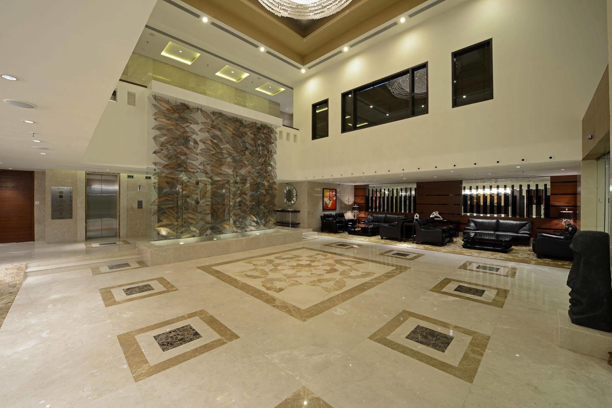Radisson Blu Hotel Ахмедабад Екстер'єр фото Lobby