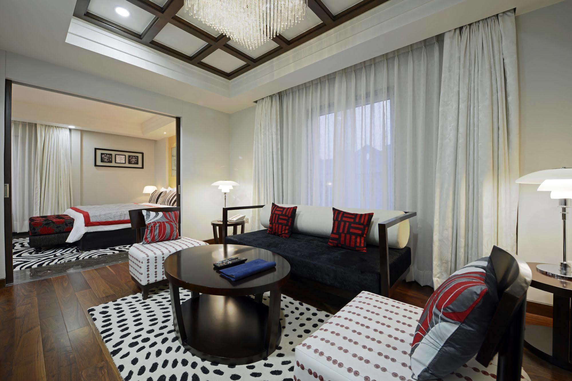 Radisson Blu Hotel Ахмедабад Екстер'єр фото A suite at the hotel
