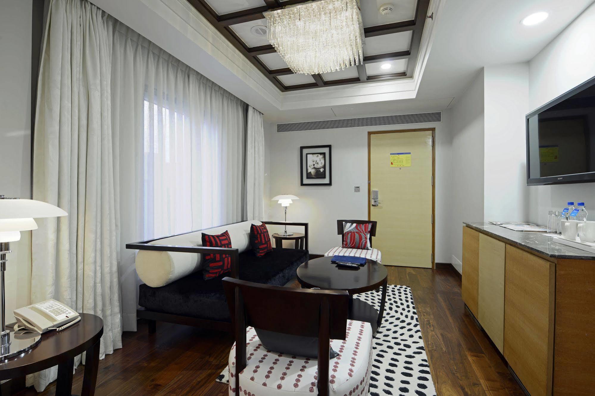 Radisson Blu Hotel Ахмедабад Екстер'єр фото A suite at the hotel