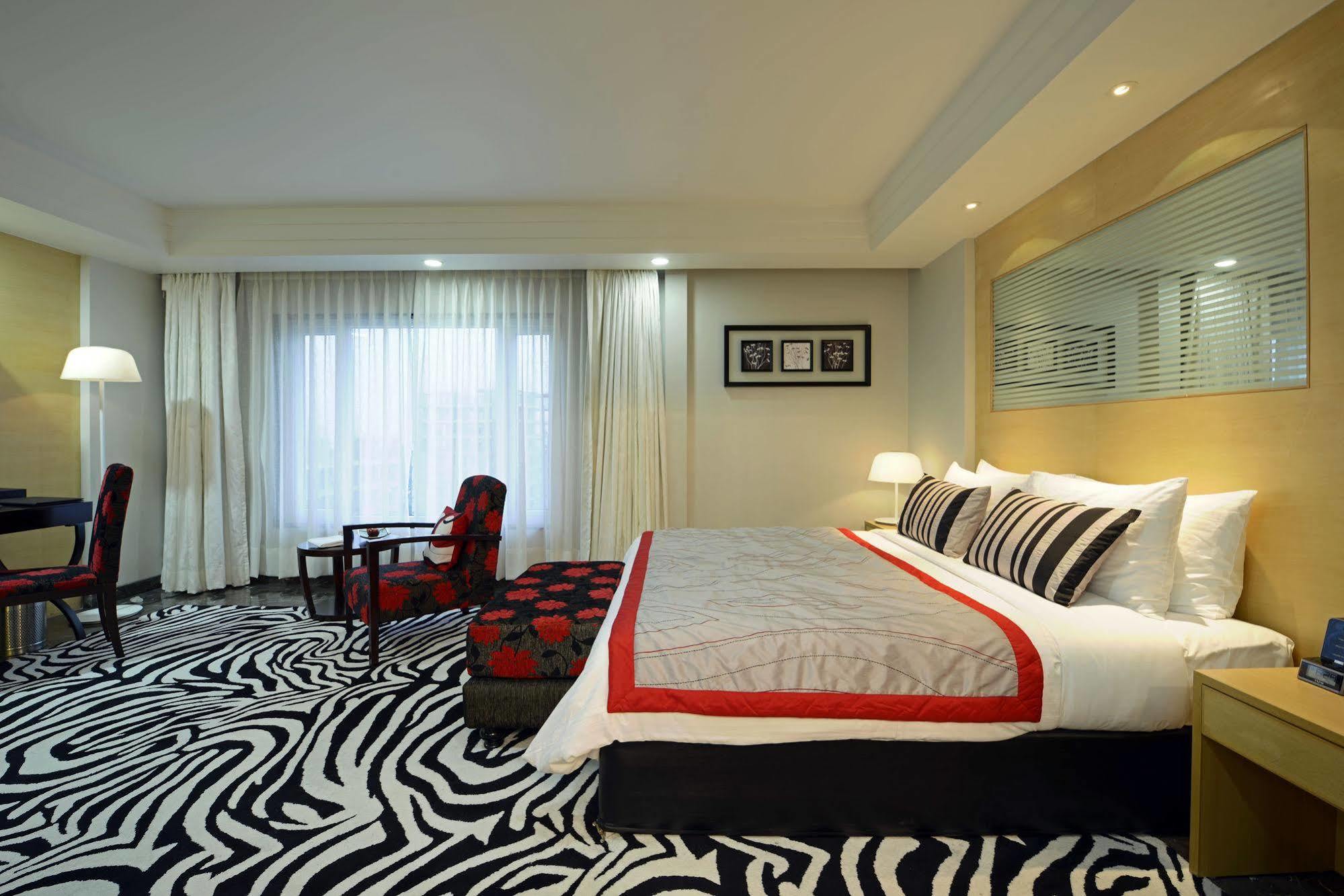 Radisson Blu Hotel Ахмедабад Екстер'єр фото A room at the hotel