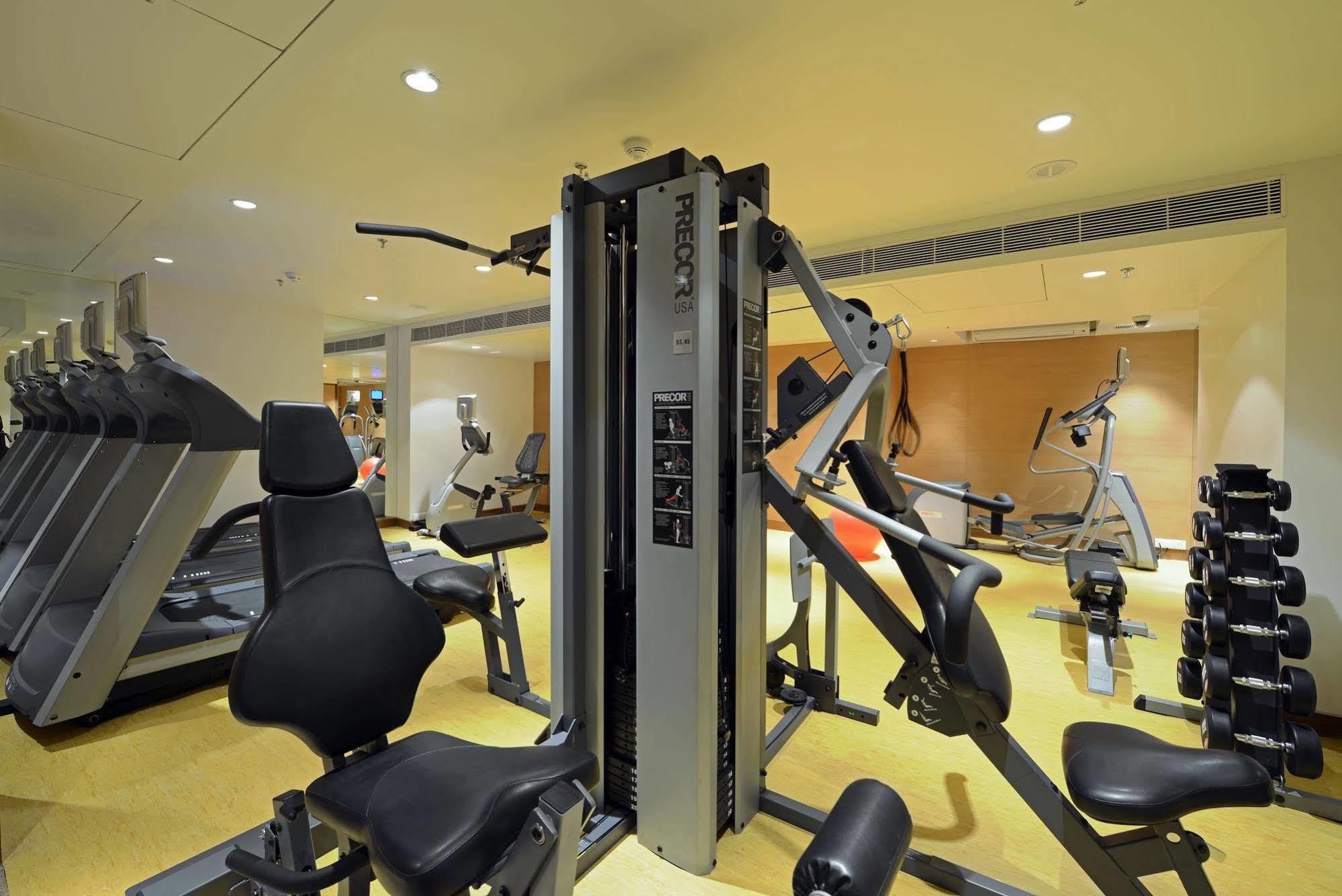 Radisson Blu Hotel Ахмедабад Екстер'єр фото A typical gym