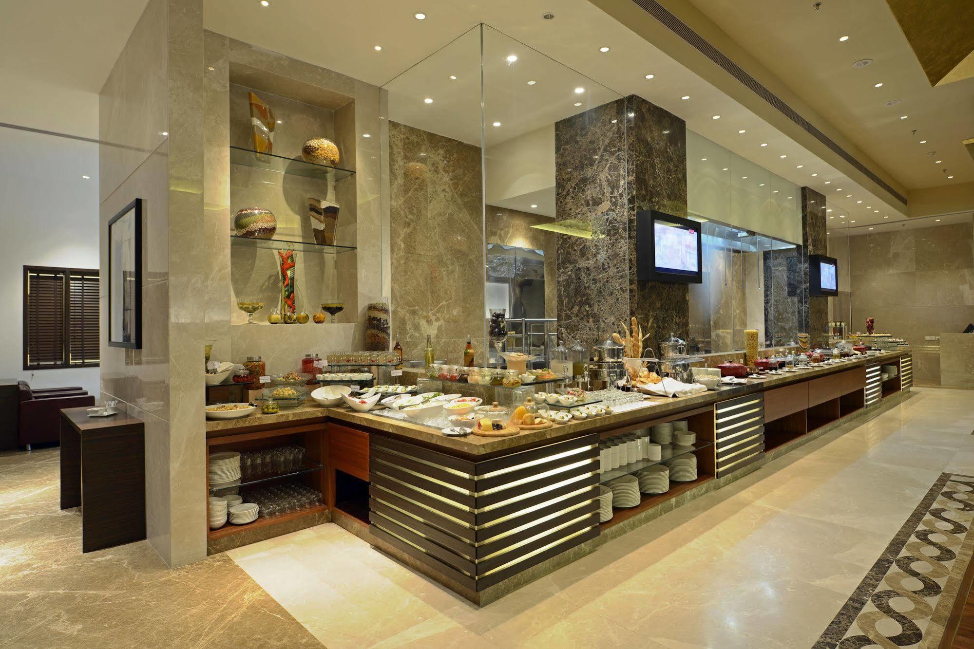 Radisson Blu Hotel Ахмедабад Екстер'єр фото The buffet at the hotel