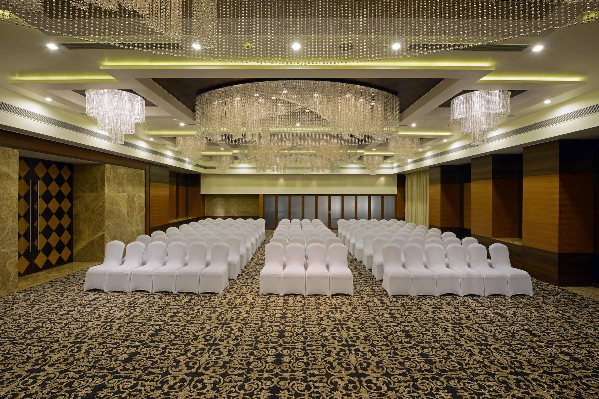Radisson Blu Hotel Ахмедабад Екстер'єр фото The Royal Hall