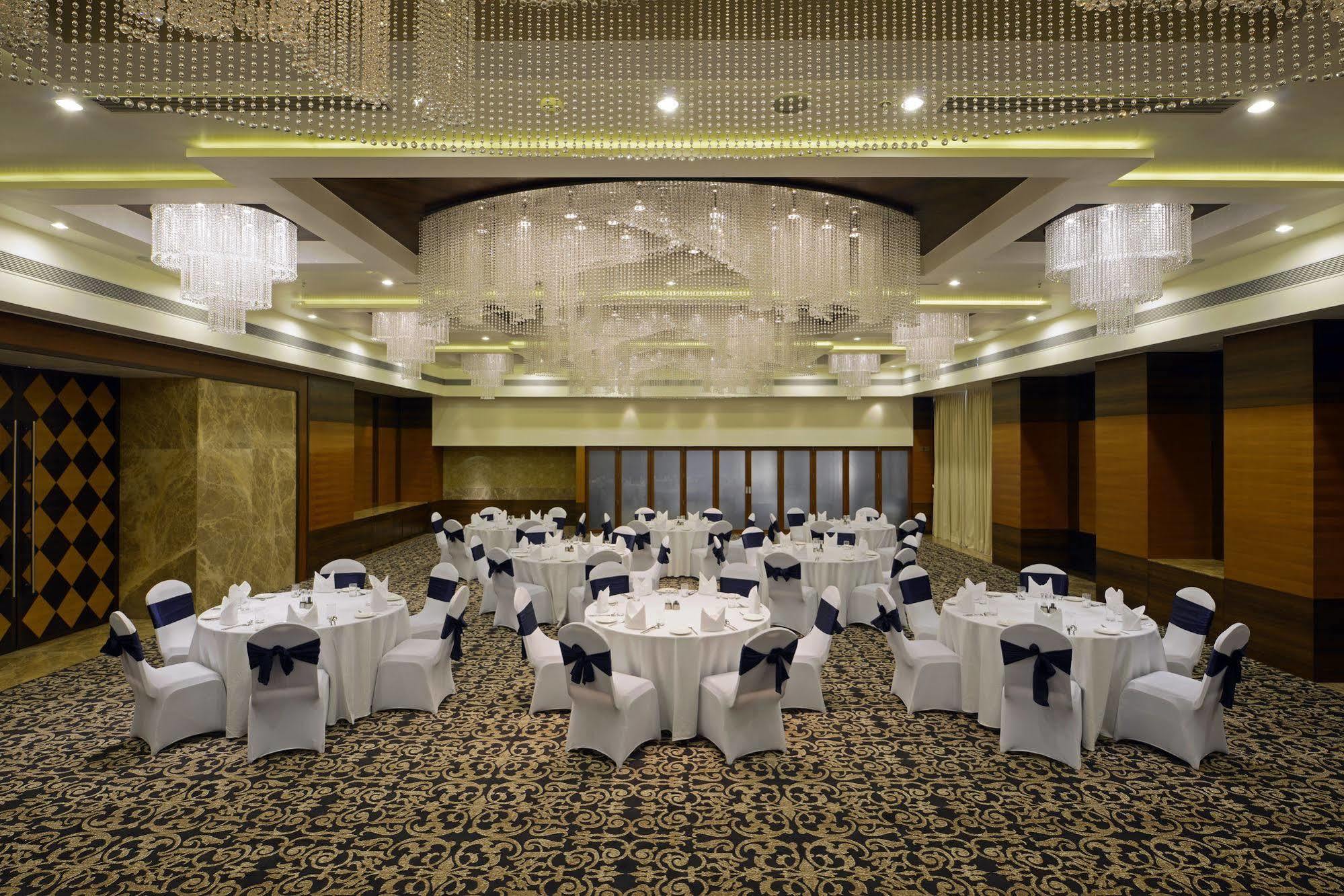Radisson Blu Hotel Ахмедабад Екстер'єр фото The Grand Ballroom