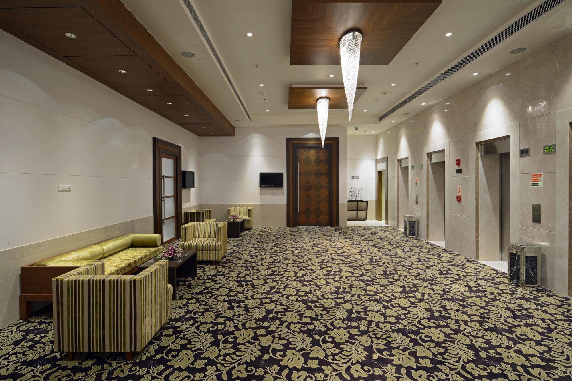 Radisson Blu Hotel Ахмедабад Екстер'єр фото The interior of the hotel
